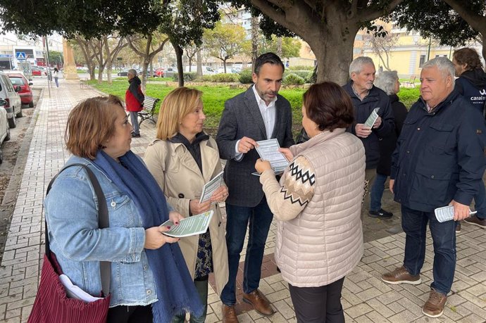El portavoz socialista en el Ayuntamiento de Málaga, Daniel Pérez, la viceportavoz socialista, Begoña Medina; y los concejales socialistas Carmen Martín, Salvador Trujillo y Mari Carmen Sánchez