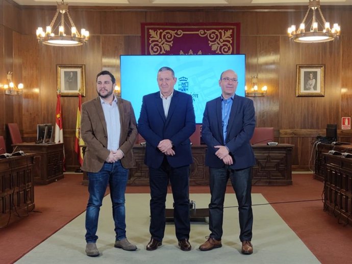 El vicepresidente primero de la Diputación de Zamora, Víctor López; el presidente de la institución, Javier Faúndez, y el diputado de Economía, José Manuel Salvador, antes de la rueda de prensa