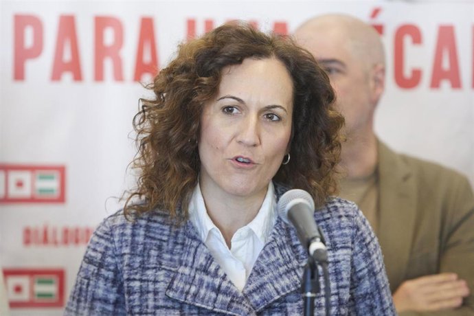 Archivo - La secretaria general de CCOO en Andalucía, Nuria López, atiende a los medios de comunicación en una foto de archivo.
