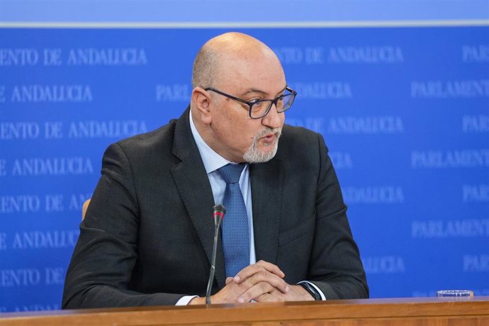 El portavoz adjunto del Grupo Parlamentario Vox, Ricardo López, durante la ronda de ruedas de prensa de portavoces de los grupos parlamentarios en el Parlamento de Andalucía, a 5 de marzo de 2025 en Sevilla (Andalucía, España). Los portavoces de los grupo