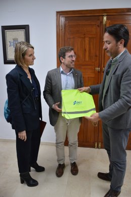 El subdelegado del Gobierno de España en Sevilla, Francisco Toscano, el alcalde de Alcolea del Río, José Raimundo López, y la jefa provincial de Tráfico en Sevilla, Ana Luz Jiménez