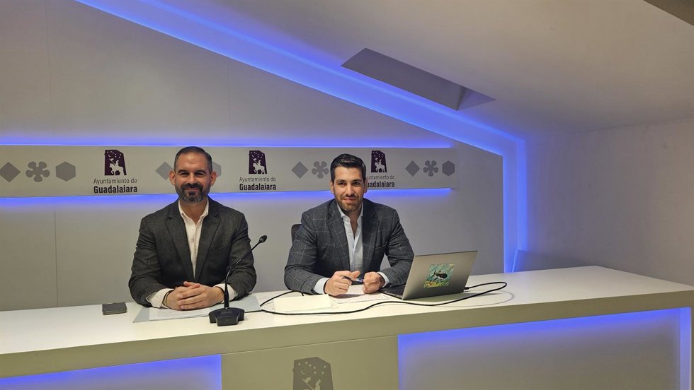 El concejal de Fondos Europeos de Guadalajara, Santiago López Pomeda, junto al concejal responsable del área de Medio Ambiento, José Luis Alguacil