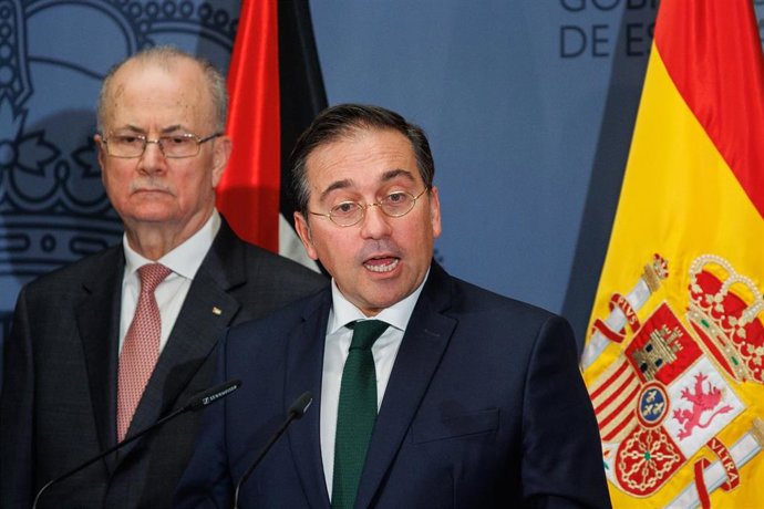 Archivo - El ministro de Asuntos Exteriores, Unión Europea y Cooperación, José Manuel Albares, acompañado por el Primer Ministro de Palestina, Mohammad Mustafa