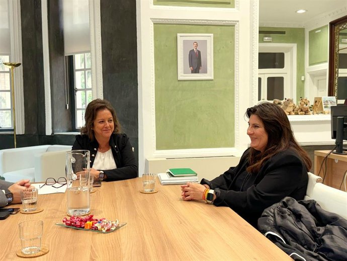 La viceconsejera de Transición Ecológica, Lucha contra el Cambio Climático y Energía del Gobierno de Canarias, Julieta Schallenberg, con la consejera de Sostenibilidad, Catalina García.