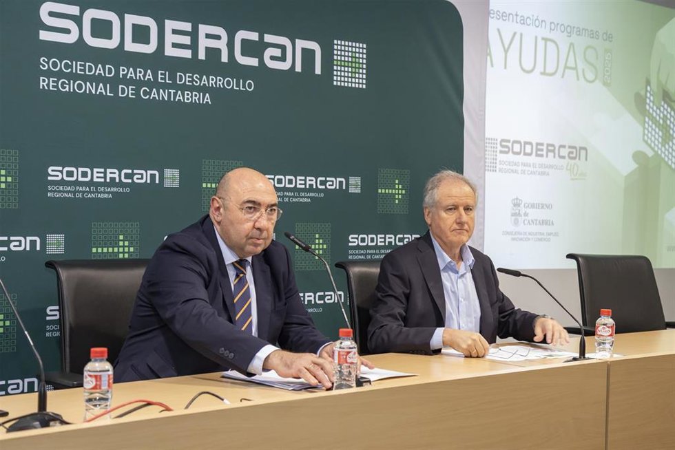 El consejero de Industria, Empleo, Innovación y Comercio, Eduardo Arasti, presenta la jornada informativa de los Programas de Ayudas 2025 de la Consejería y de SODERCAN para empresas y autónomos de Cantabria.