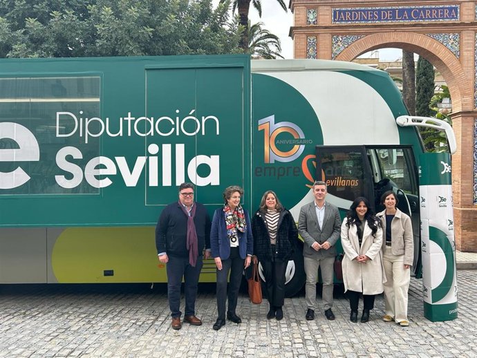 Autobús que recorrerá la provincia para celebrar sesiones sobre liderazgo empresarial femenino en unas jornadas que impulsa Prodetur.