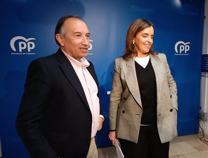 El presidente provincial del PP en Cáceres, Laureano León, y la vicesecretaria de Organización Territorial del PP, Carmen Fúnez