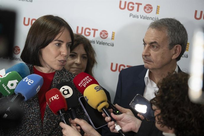 La secretaria general del PSPV-PSOE, Diana Morant, y el expresidente José Luis Rodríguez Zapatero atienden a los medios a su llegada a la entrega de las menciones de honor María Cambrils de UGT