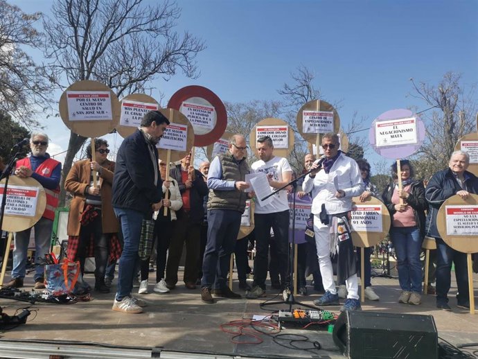 El consejero municipal de Participación y Régimen Interior, Alfonso Mendoza, recoge las reivindicaciones de los barrios en la Cincomarzada.