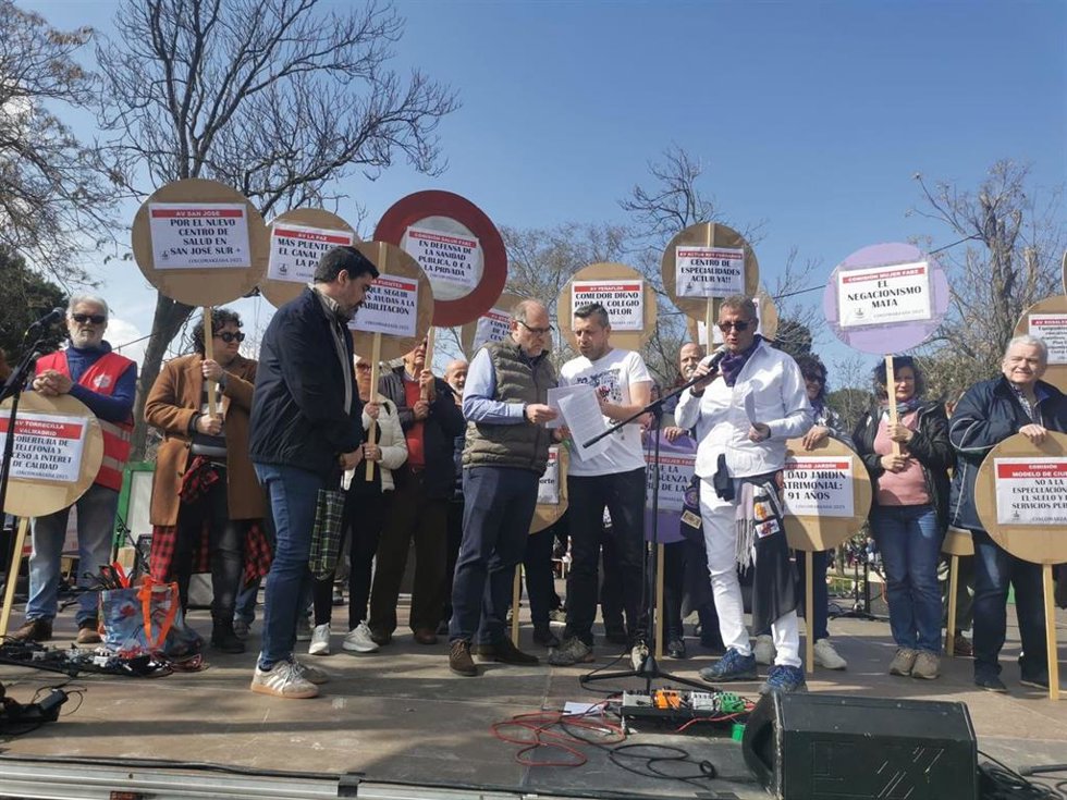 El consejero municipal de Participación y Régimen Interior, Alfonso Mendoza, recoge las reivindicaciones de los barrios en la Cincomarzada.