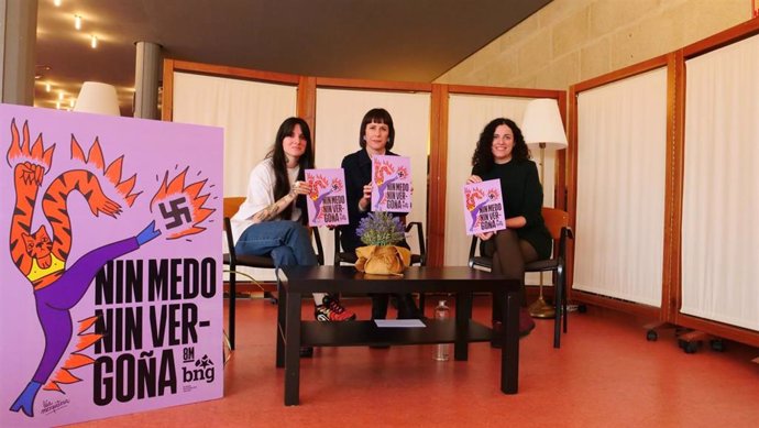 La portavoz nacional del BNG, Ana Pontón, junto a la artista Lúa Mosquetera y la diputada Noa Presas