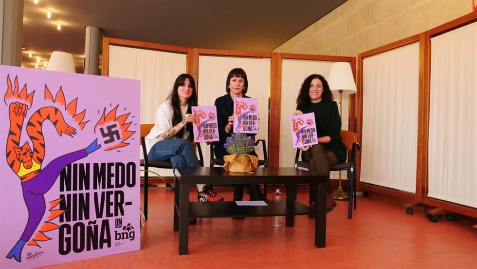 La portavoz nacional del BNG, Ana Pontón, junto a la artista Lúa Mosquetera y la diputada Noa Presas