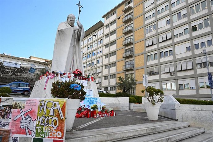 Mensajes, flores y velas para pedir por la salud del Papa, ante el Hospital Gemelli de Roma.