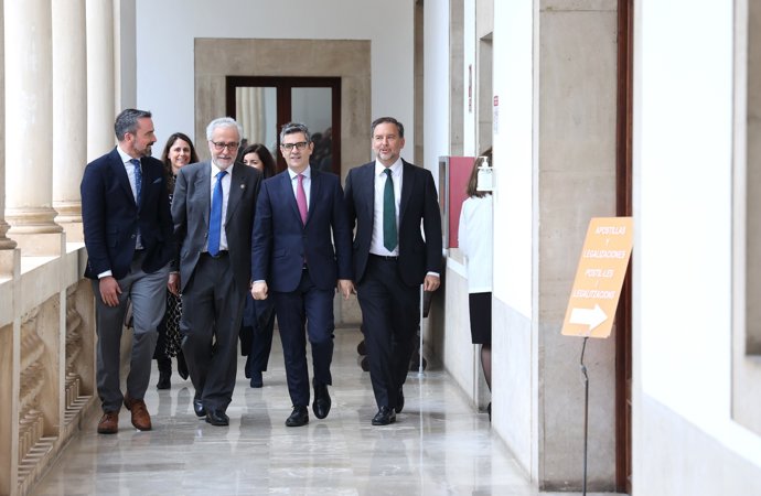 El presidente del TSJIB, Carlos Gómez, junto al ministro de Presidencia, Justicia y Relaciones con las Cortes, Félix Bolaños (c).