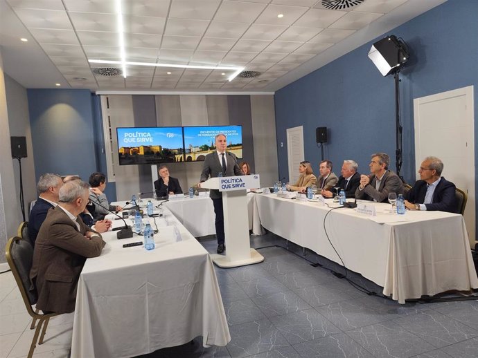 El vicesecretario de Coordinación Autonómica y Local del PP, Elías Bendodo, se reúne con los representantes de la FEMP