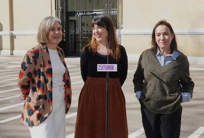Las representantes de EH Bildu Nerea Kortajarena, Oihana Etxebarrieta, y Zaloa Basabe en una comparecencia en San Sebastián