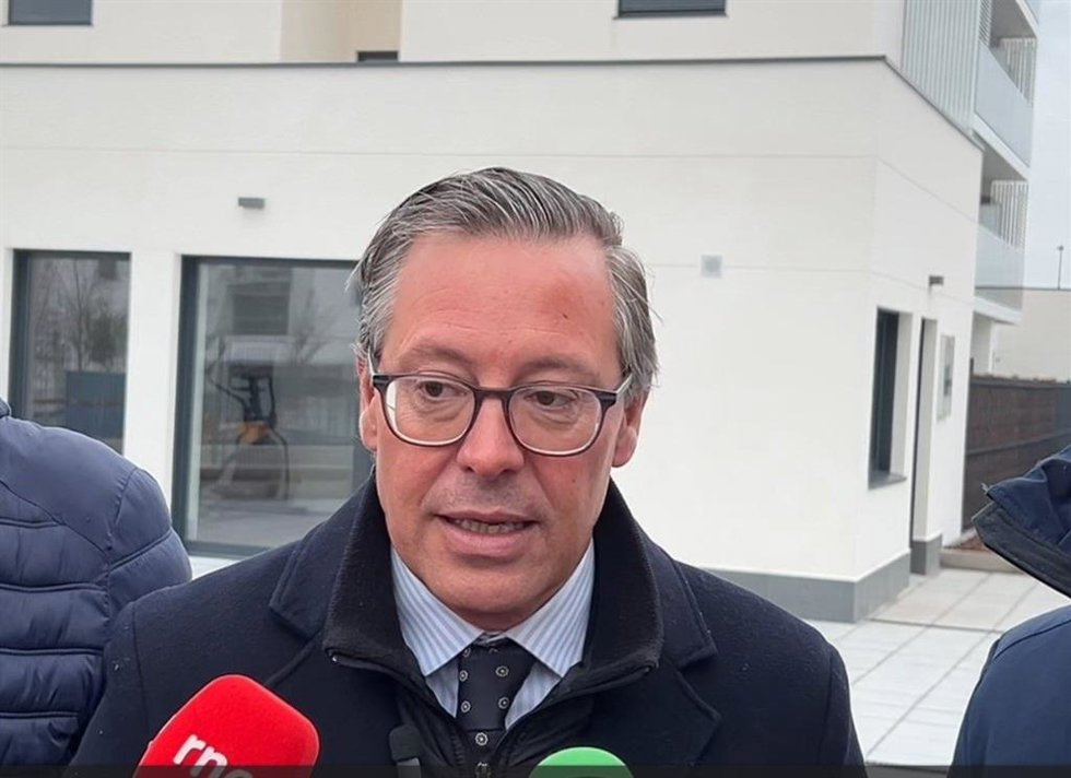 El secretario general del PP de Madrid, Alfonso Serrano, durante su visita a unas de las viviendas del Plan Vive, en Getafe, Madrid, el 5 de marzo de 2025.