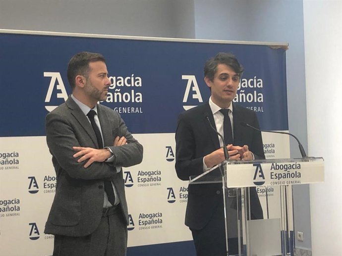 Os advogados defensores de Gisèle Pélicot, Antoine Camus e Stéphane Babonneau.