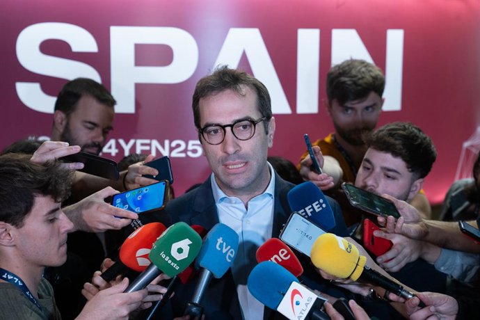 El ministro de Economía, Comercio y Empresa, Carlos Cuerpo, atiende a los medios durante la sesión del MWC 'Decoding International Scalability: How to fail better and be successful to make scaleups grow globally', en la Fira de Barcelona Escenario Banco