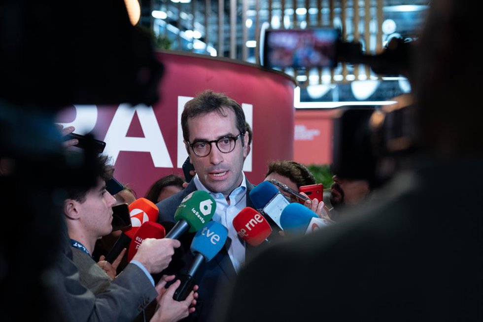 El ministro de Economía, Comercio y Empresa, Carlos Cuerpo, atiende a los medios durante la sesión del MWC 'Decoding International Scalability: How to fail better and be successful to make scaleups grow globally'.