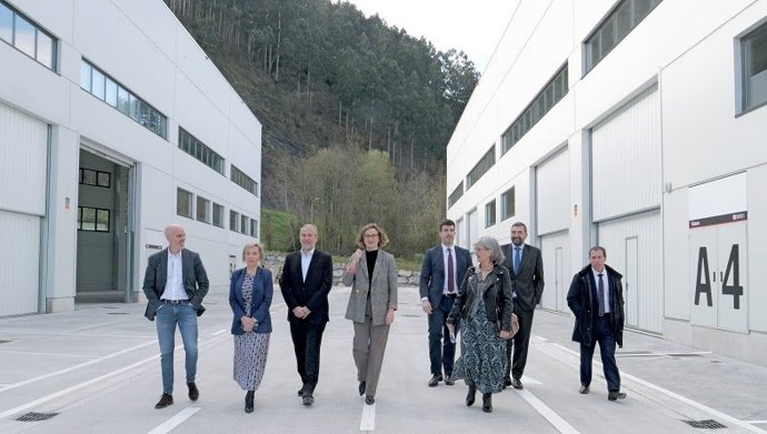 Representantes institucionales en la apertura del Elkartegi de Zalla, en Bizkaia