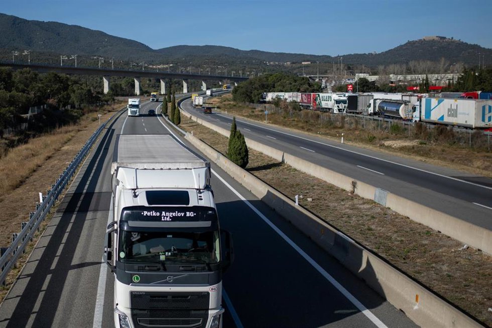 Archivo - Un camión circula, a 27 de enero de 2024, en La Jonquera, Girona, Catalunya (España). Se ha reabierto el tráfico en la A-9 francesa y la AP-7 española en la frontera entre Francia y España tras los cortes producidos ayer por las protestas de l