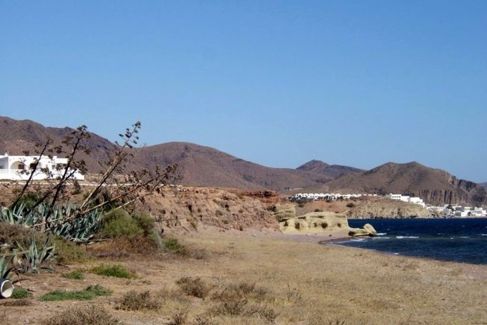 Archivo - Playa de Los Escullos, en el parque natural de Cabo de Gata-Nijar (Almería).