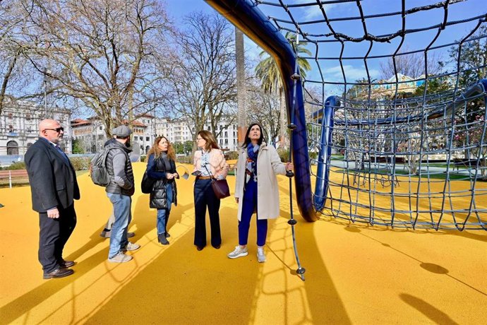 El parque infantil de los Jardines de Pereda mejora su seguridad con un nuevo pavimento de goma
