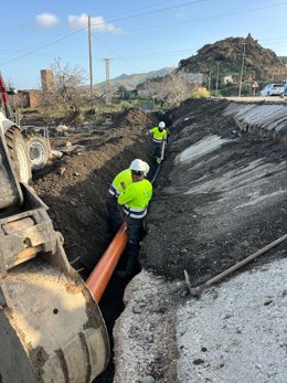 Trabajos de reparación en la red de agua potable en la pedanía de Ramonete tras las averías provocadas por las intensas lluvias del pasado domingo