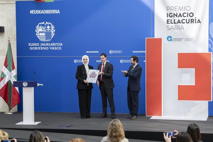 El lehendakari, Imanol Pradales, ha entregado este miércoles el 'Premio Ignacio Ellacuría de cooperación para el desarrollo 2024' a la representante de la Agencia de Naciones Unidas para la población refugiada de Palestina-UNRWA, Oroba Al-Mousa,