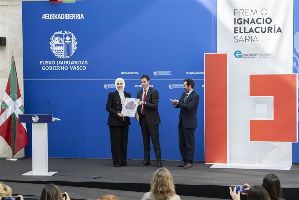 El lehendakari, Imanol Pradales, ha entregado este miércoles el 'Premio Ignacio Ellacuría de cooperación para el desarrollo 2024' a la representante de la Agencia de Naciones Unidas para la población refugiada de Palestina-UNRWA, Oroba Al-Mousa,