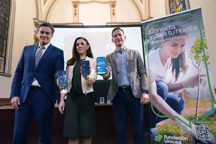 La directora de Actividades, Comunicación e Imagen de la Fundación Unicaja, Cristina Rico, el director de Actividades Sociales, Gerardo Lerones, y el responsable de Deportes, Tiempo Libre, Medio Ambiente y Voluntariado de la institución, Manuel Dorado.