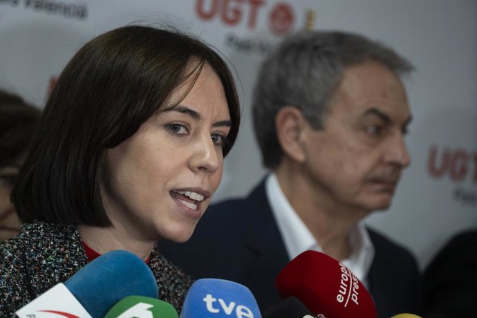La secretària general del PSPV-PSOE, Diana Morant, atén als mitjans a la seua arribada al lliurament dels esments d'honor María Cambrils d'UGT