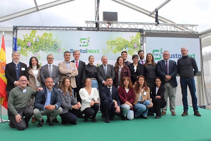 Autoridades y representantes del proyecto Sustainext en la visita a la biorrefinería de Hervás