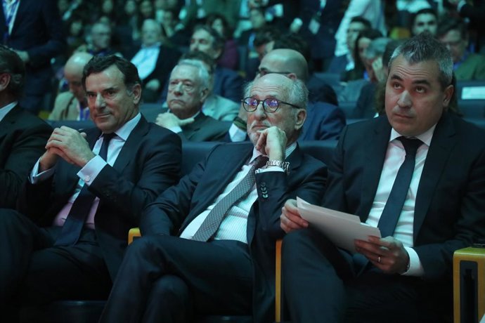 El presidente de Repsol, Antonio Brufau  y el presidente de la Asociación Española de Fabricantes de Automóviles y Camiones (ANFAC), Josep María Recasens, durante el Congreso Anual de la patronal de los concesionarios, Faconauto.