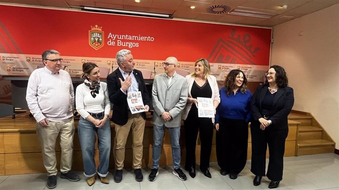 Representantes de las entidades que trabajan con personas con adicciones, con el edil de Juventud, Carlos Niño (tercero ida).