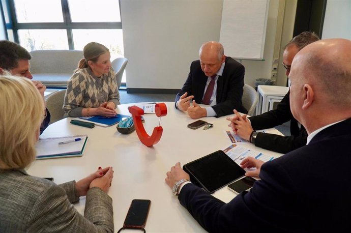 La presidenta del Govern, Marga Prohens, reunida con representantes de TUI.