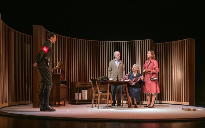 Escena de 'Música para Hitler' en el pase de prensa previo al estreno. En escena, los cuatro actores protagonistas de la obra dirigida por Juan Carlos Rubio: Carlos Hipólito, Kiki Mánver, Cristóbal Suáres y Marta Velilla