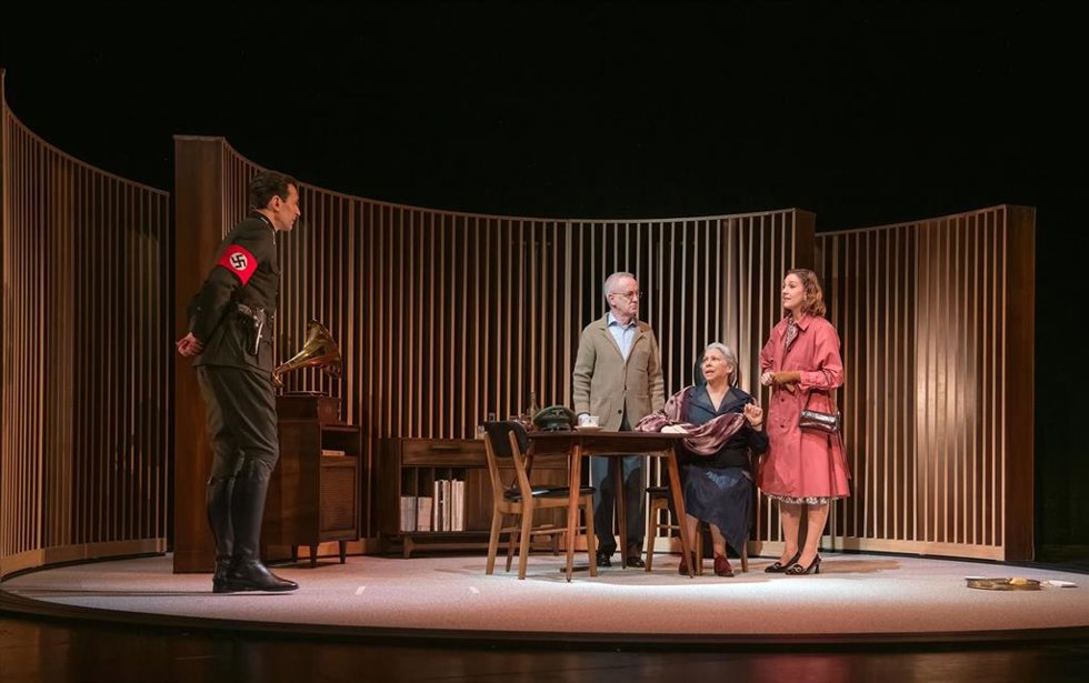 Escena de 'Música para Hitler' en el pase de prensa previo al estreno. En escena, los cuatro actores protagonistas de la obra dirigida por Juan Carlos Rubio: Carlos Hipólito, Kiki Mánver, Cristóbal Suáres y Marta Velilla