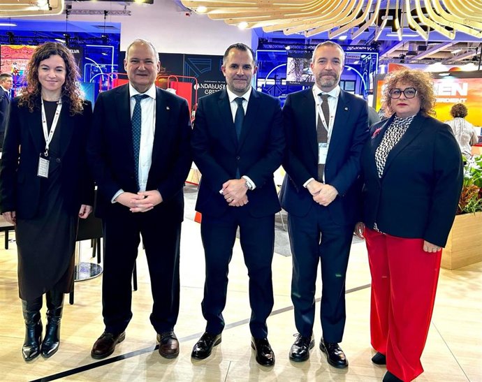 El presidente de la FEHM, Javier Vich (c), en la ITB de Berlín.