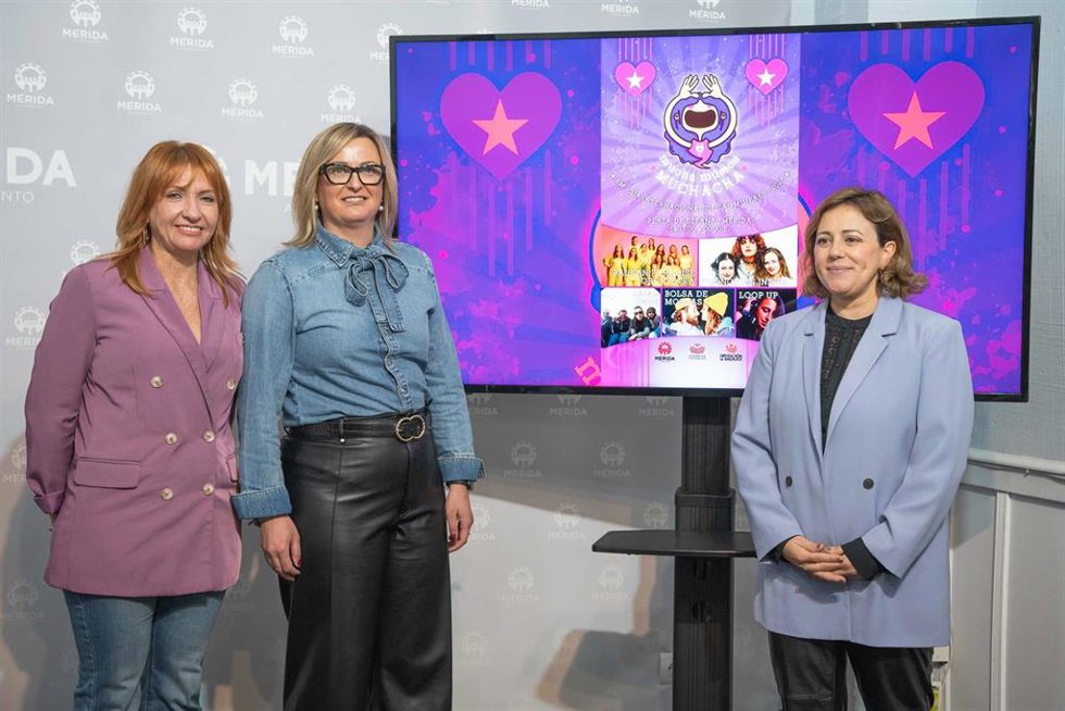 La diputada provincial Lourdes Linares, la presidenta de la Asamblea, Blanca Martín, y la cocejala de Igualdad del Ayuntamiento de Mérida, Ana Aragoneses, presentan un nuevo festival de música creada por mujeres que nace junto a la reivindicación del 8M.