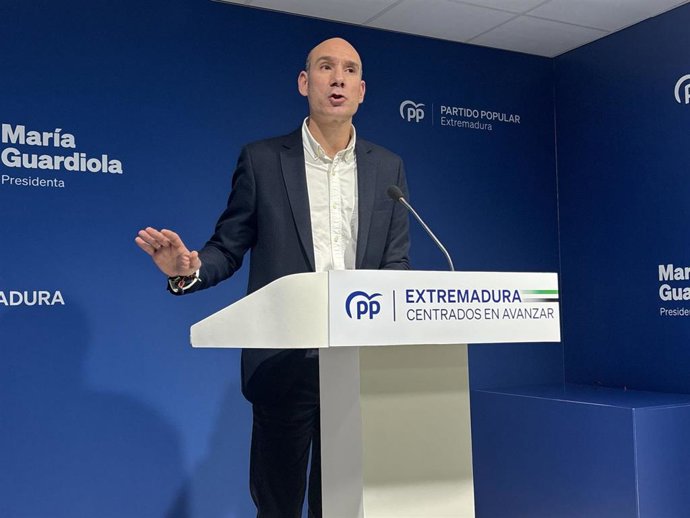 El portavoz del PP de Extremadura, José Ángel Sáchez Juliá, en rueda de prensa