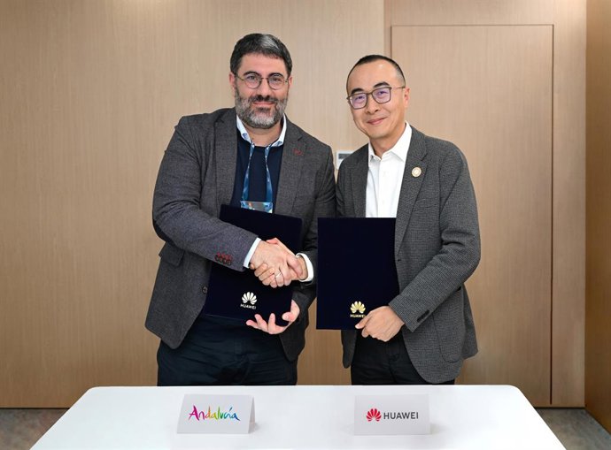 Lisardo Morán, CEO de Empresa Pública para la Gestión del Turismo y del deporte de Andalucía y Wu Hao, VP de Consumer Cloud Service Global Ecosystem Development & Sales, HUAWEI Consumer BG, durante la ceremonia de MOU.