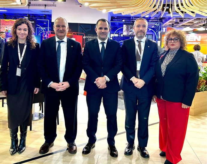El presidente de la FEHM, Javier Vich (c), en la ITB de Berlín.