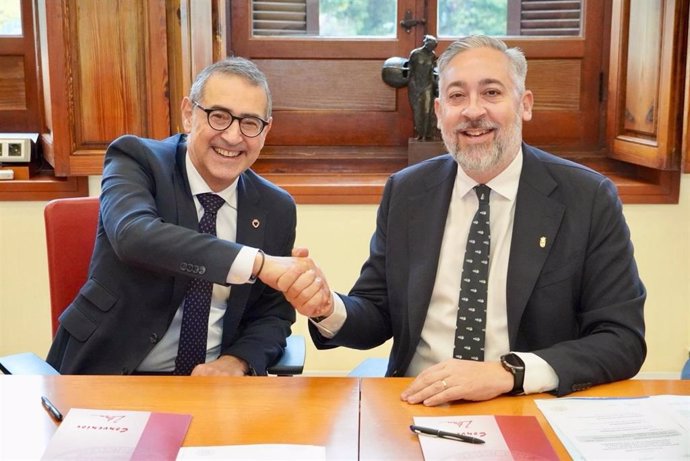 El alcalde de Santomera, Víctor Martínez, y el rector de la UMU, José Luján, sellan el acuerdo