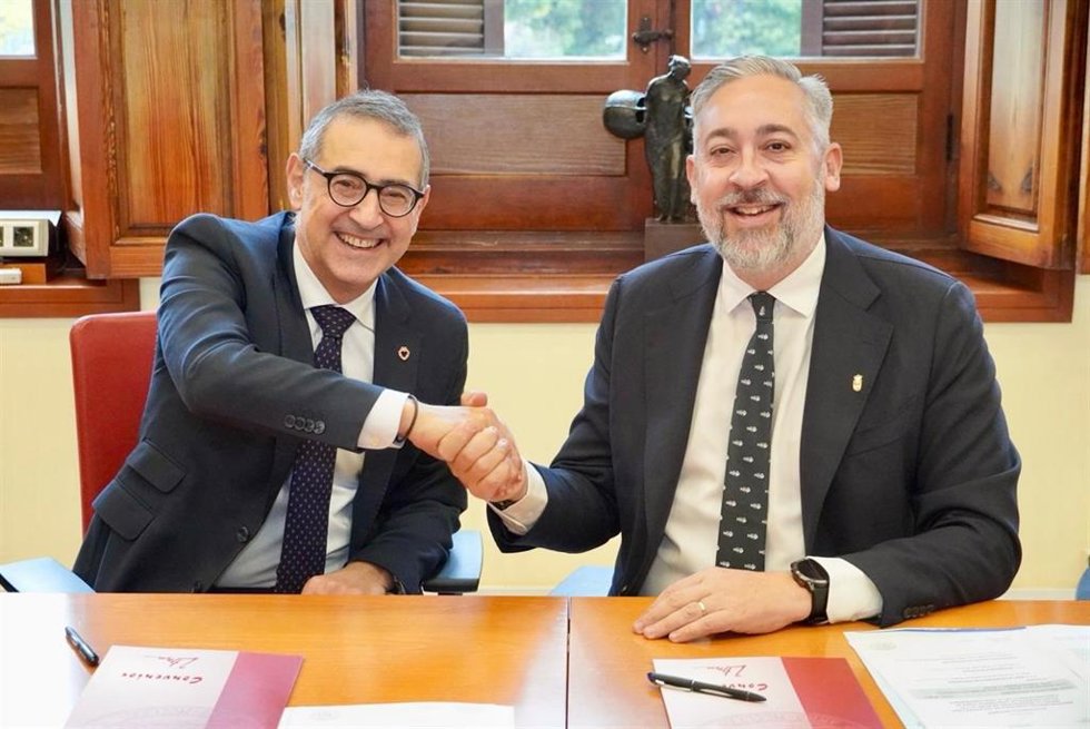 El alcalde de Santomera, Víctor Martínez, y el rector de la UMU, José Luján, sellan el acuerdo