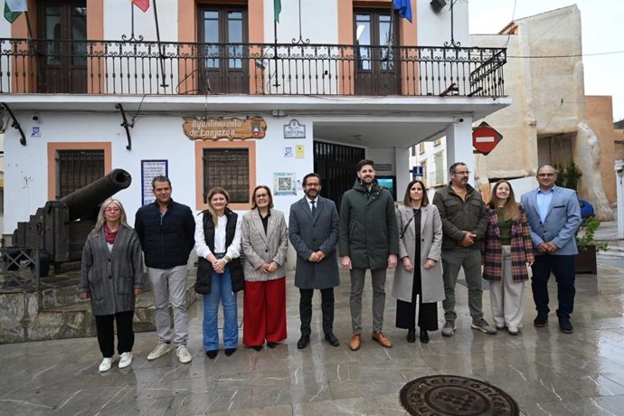 El delegado del Gobierno andaluz en Granada, Antonio Granados, ha visitado en la mañana de este miércoles el Centro Municipal de Información a la Mujer (CMIM) de Lanjarón (Granada) .