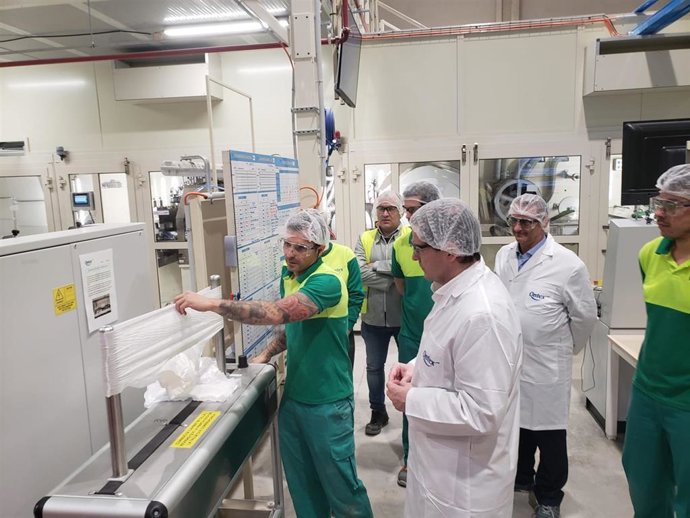 El presidente Fernández Mañueco visita la fábrica de Ontex con directivos de la empresa.