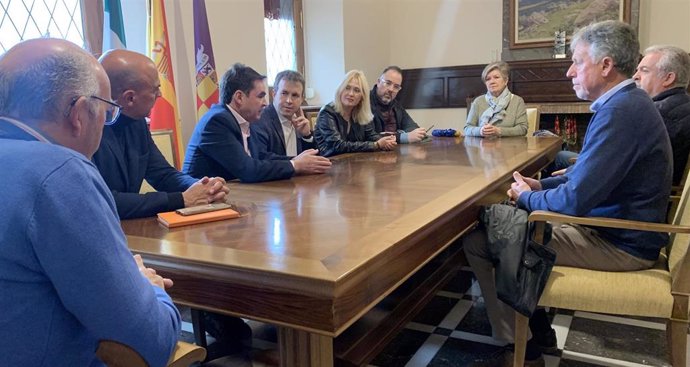Reunión con representantes de la plataforma ciudadana para la conversión de la A-306 en autovía.