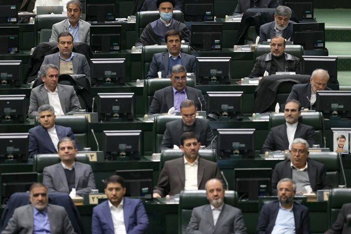 Parlamentares em uma sessão no Parlamento iraniano sobre a demissão do agora ex-ministro da economia Abdolnaser Hemati (arquivo).